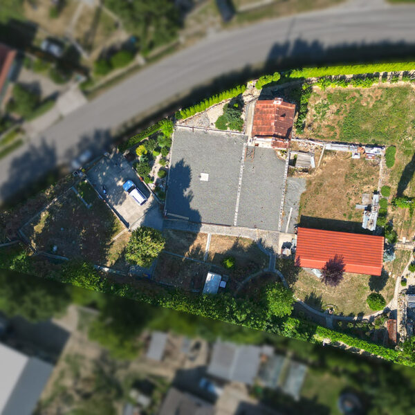 Veľký stavebný pozemok na bývanie aj podnikanie v Šemši