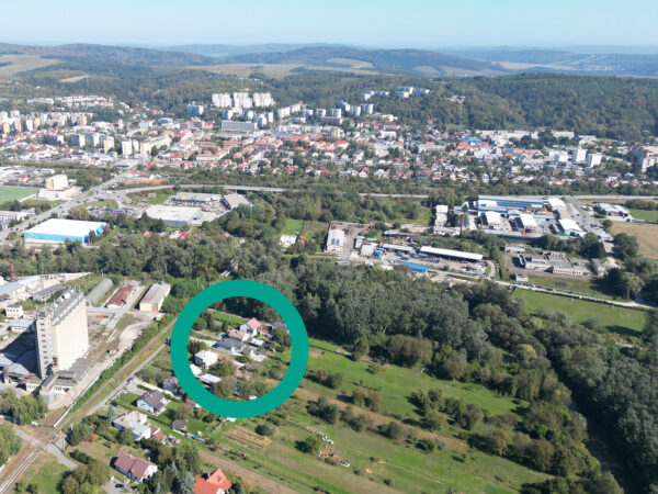 Zrekonštruovaný dom s krásnym pozemkom v Čemernom vo Vranove - Image 17