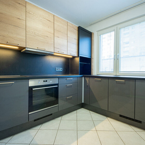 4 izbový byt s modernou kuchyňou a veľkým skladom na poschodí